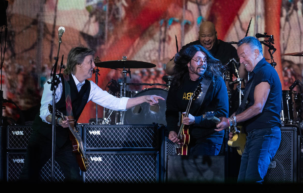 Paul McCartney ha suonato con Dave Grohl e Bruce Springsteen sul palco di Glastonbury
