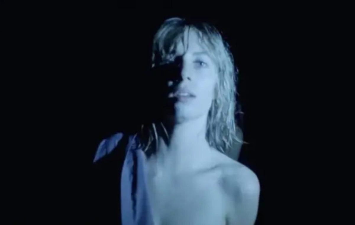 Maya Hawke di ‘Stranger Things’ si fa arrestare durante un’orgia nel video di ‘Thérèse’