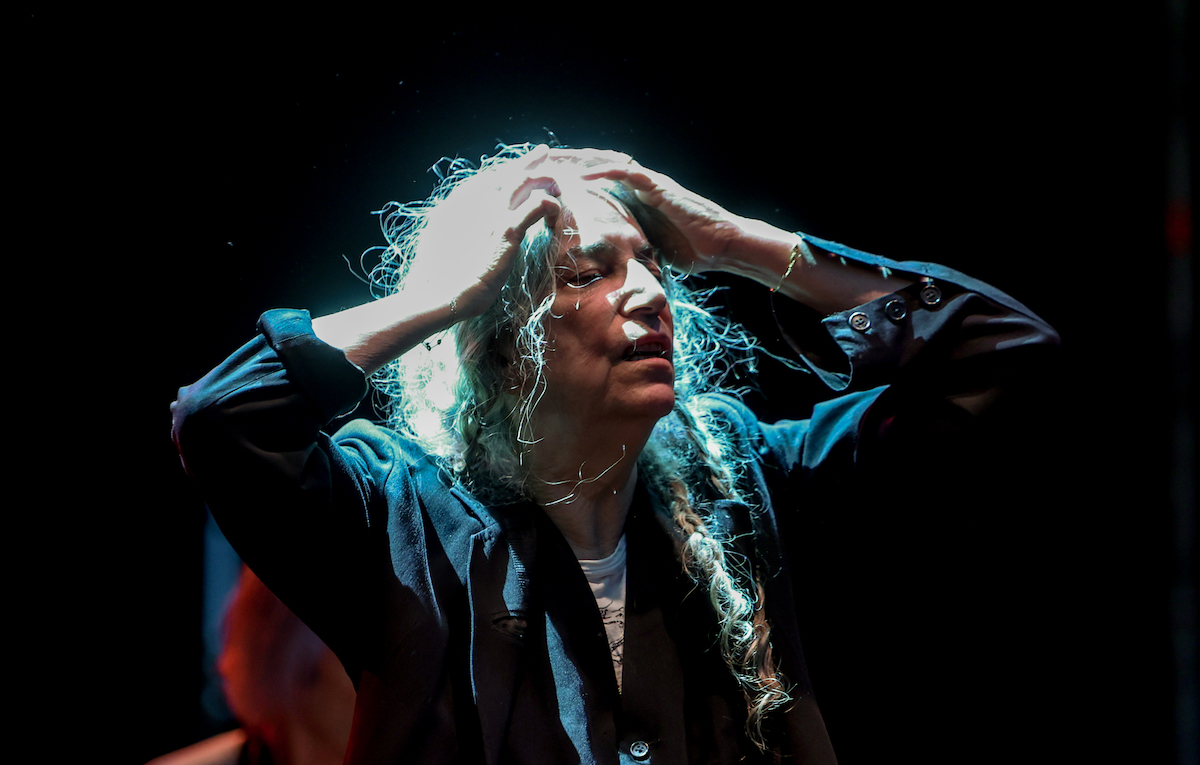 Qualcuno si sta spacciando per un collaboratore di Patti Smith per farsi mandare ciocche di capelli