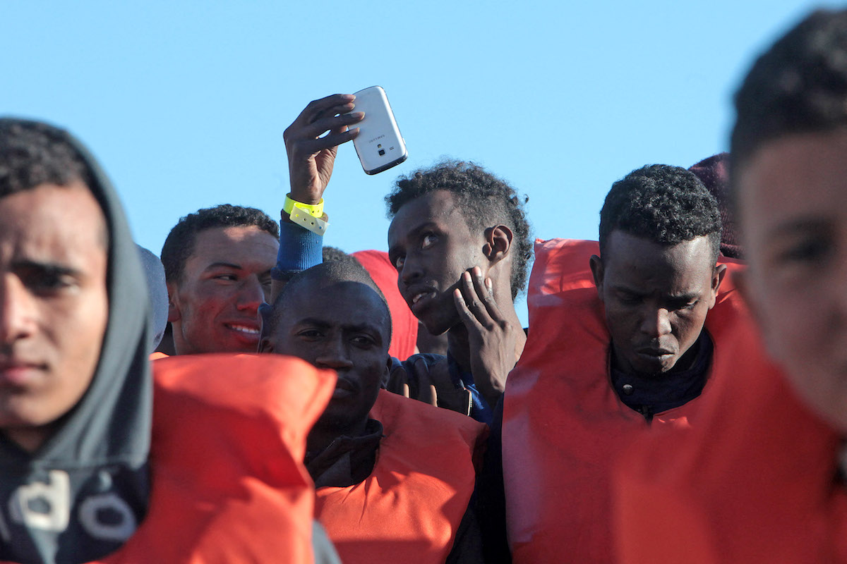 È tornata di moda la (ridicola) polemica sui migranti che utilizzano uno smartphone