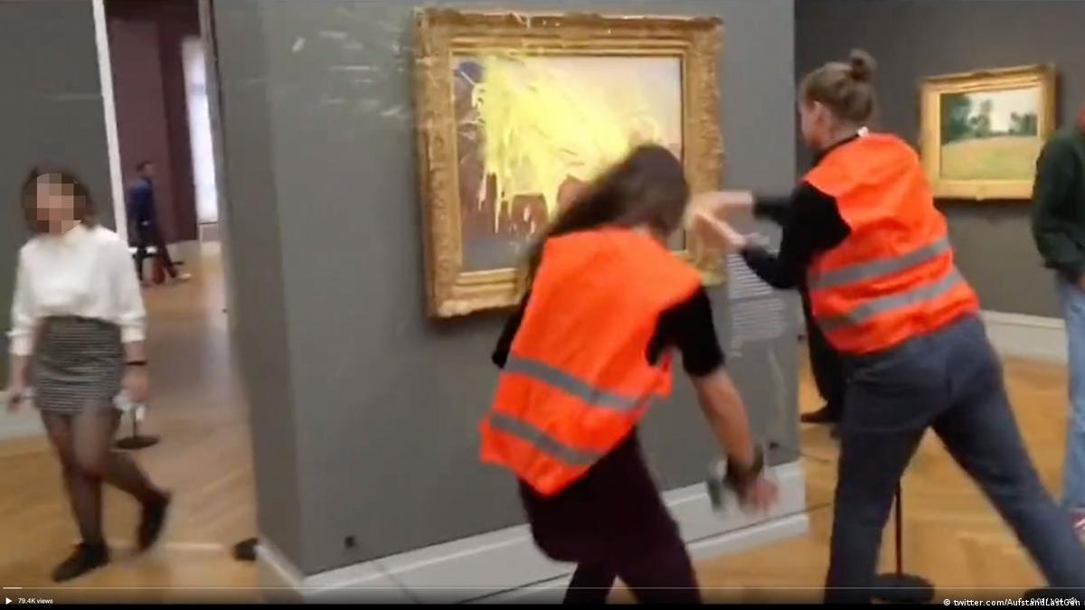 Due attivisti per il clima hanno imbrattato un dipinto di Monet con del purè di patate