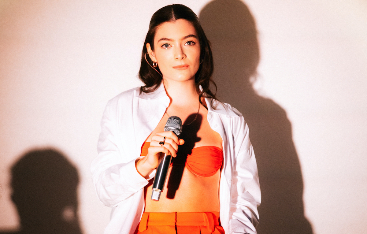 Lorde ha suonato il nuovo singolo dopo che la polizia ha fermato il raduno con i fan