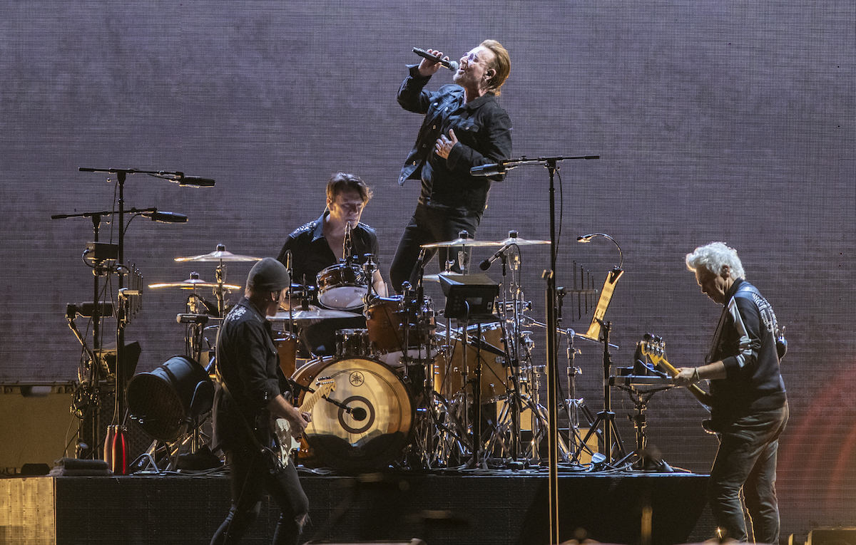 Larry Mullen dovrà operarsi «per continuare a suonare», niente tour con gli U2 nel 2023