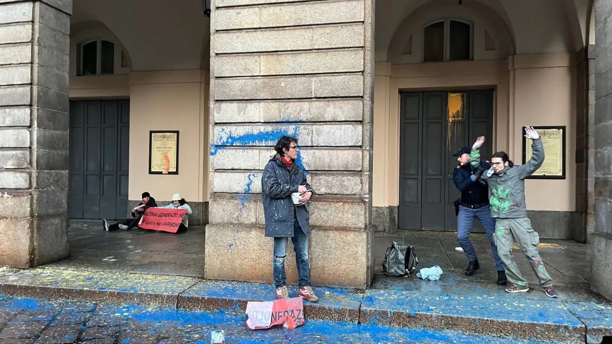 Gli attivisti di Ultima Generazione hanno imbrattato il Teatro alla Scala di Milano