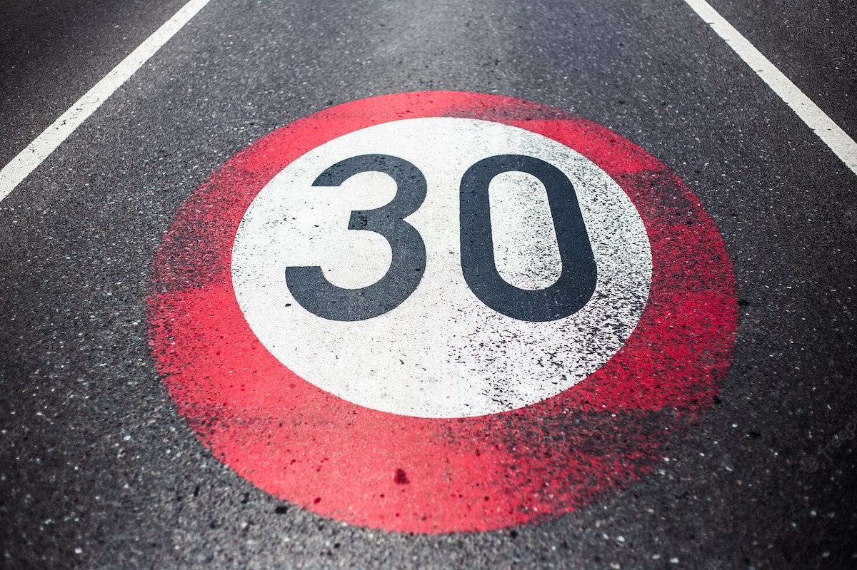 Milano a 30 chilometri orari: misura ambientalista o incentivo al traffico?
