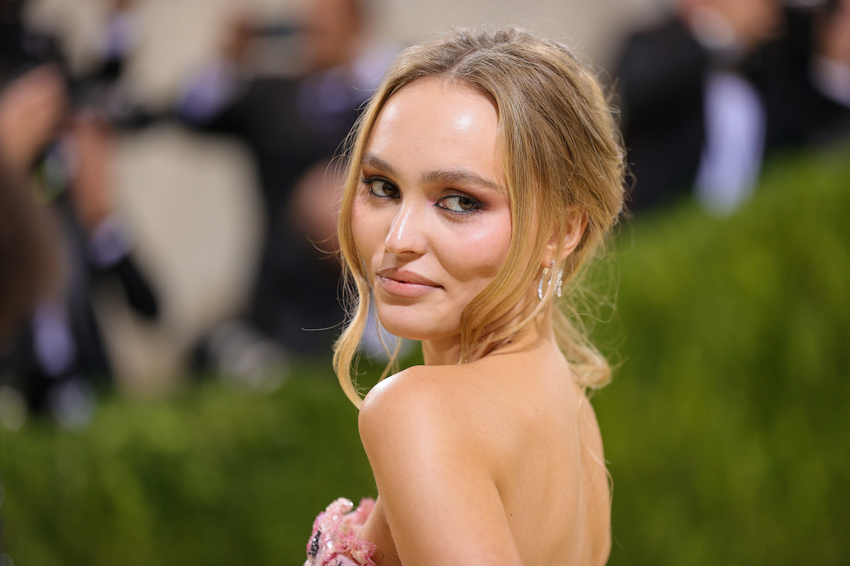 Lily-Rose Depp: «Non parlo di mio padre, gli uomini della mia vita non definiscono chi sono»