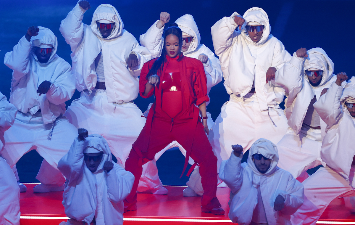Rihanna (di nuovo incinta) al Super Bowl LVII: guarda la performance integrale