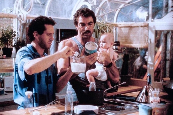 Tom Selleck e Steve Guttenberg svezzano un bebè