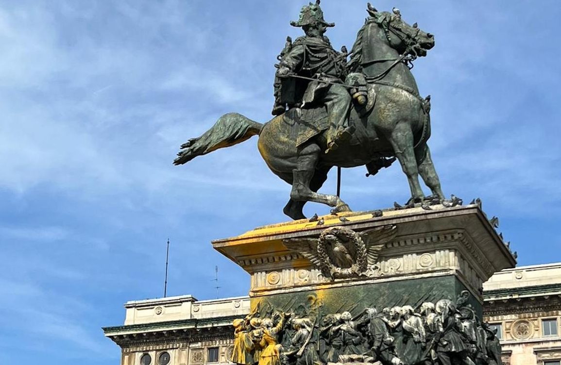 Ultima Generazione ha imbrattato il monumento a Vittorio Emanuele II in Piazza Duomo a Milano