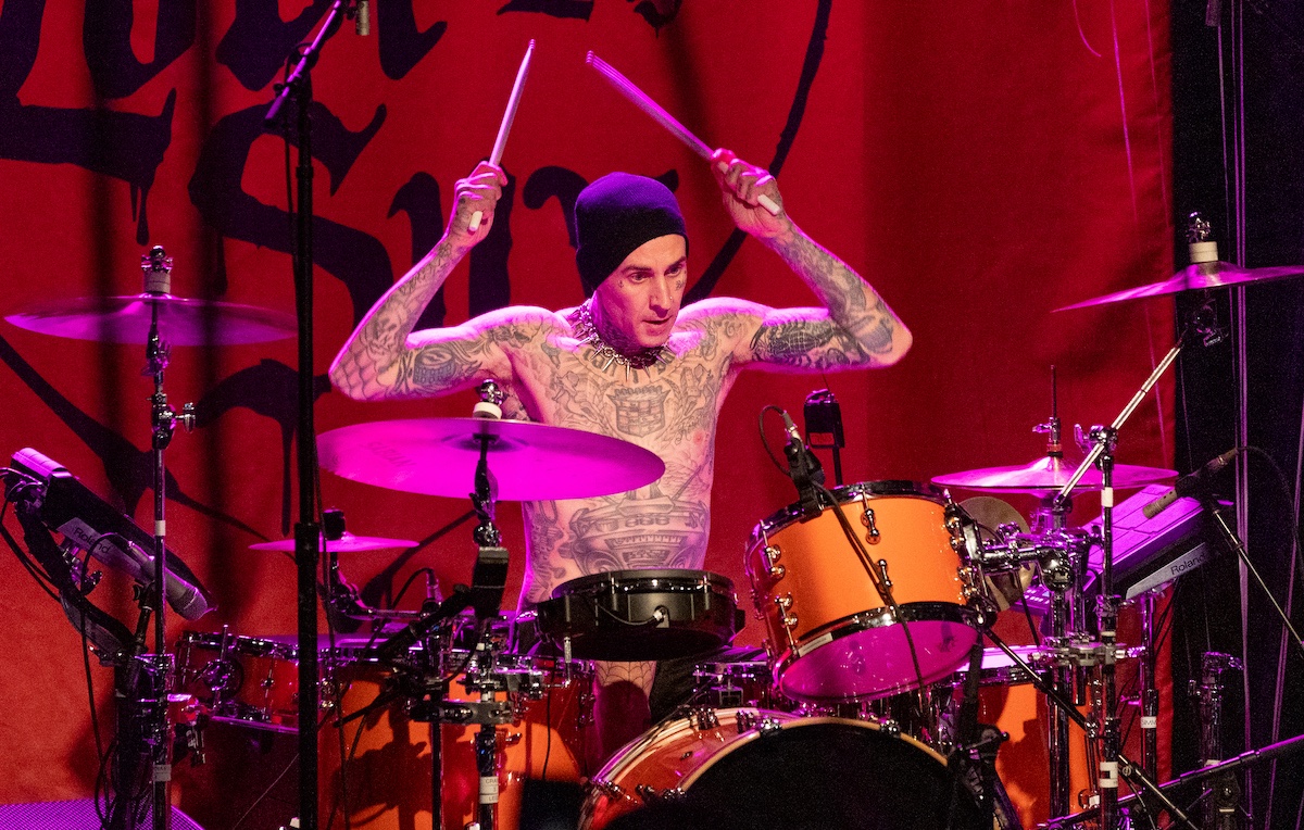 Blink-182 pospone la gira de reunión después de que Travis Barker se sometiera a una cirugía de mano