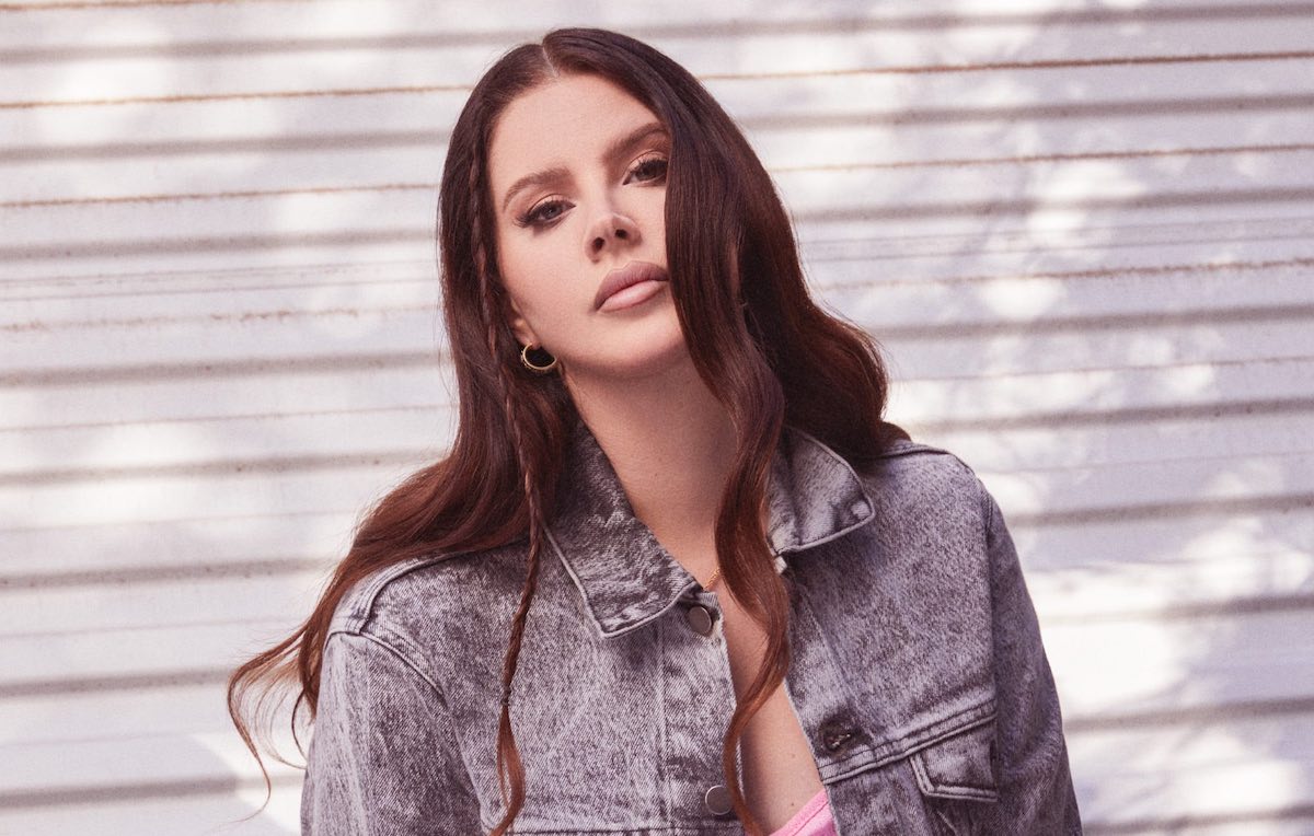 Lana Del Rey annuncia un disco country. Ci sono già titolo e mese d’uscita