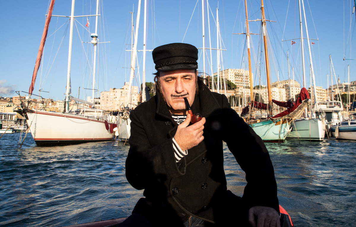 Tonino Carotone è ancora l’ultimo cliente prima della chiusura del bar