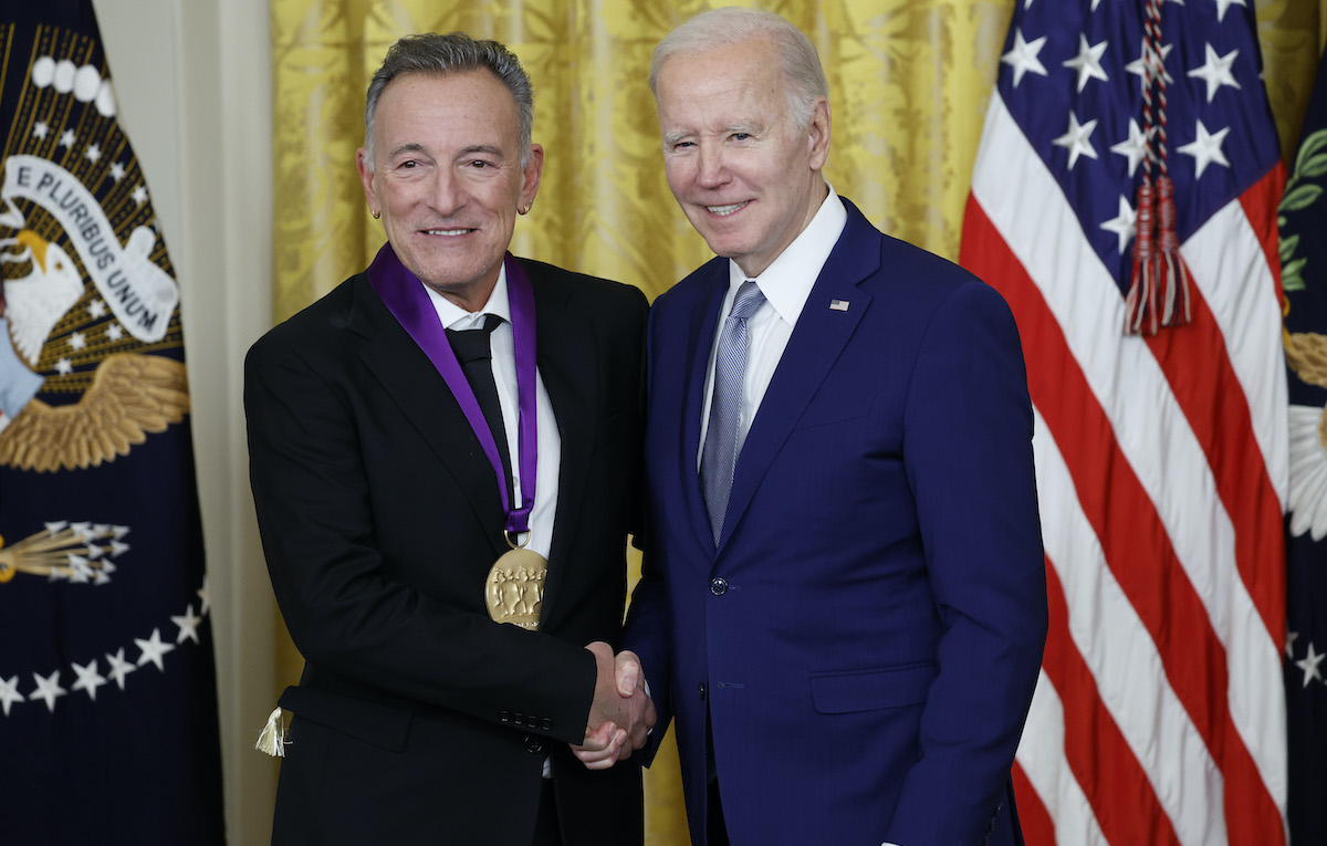 Bruce Springsteen ha ricevuto da Biden la National Medal of Arts
