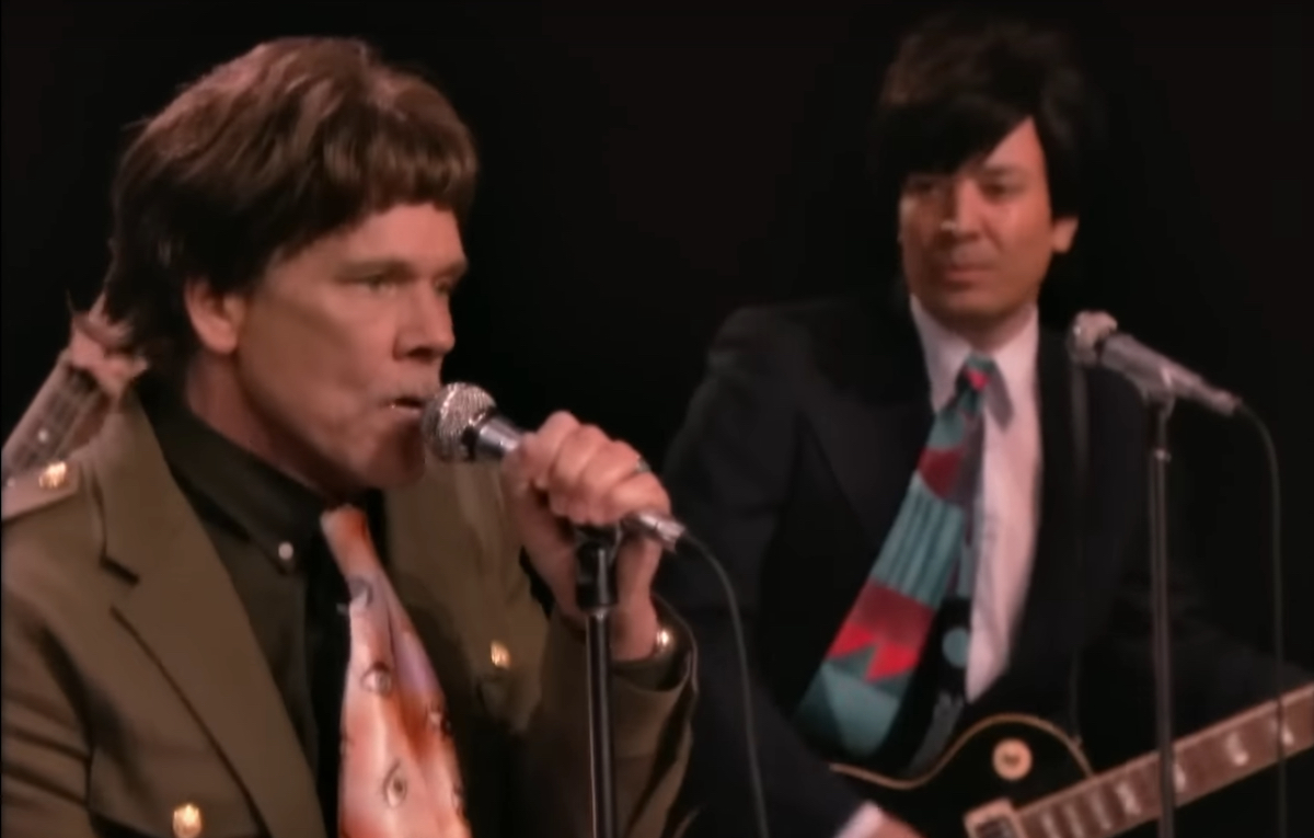 Kevin Bacon e Jimmy Fallon rifanno ‘Paint It, Black’ dei Rolling Stones: il video