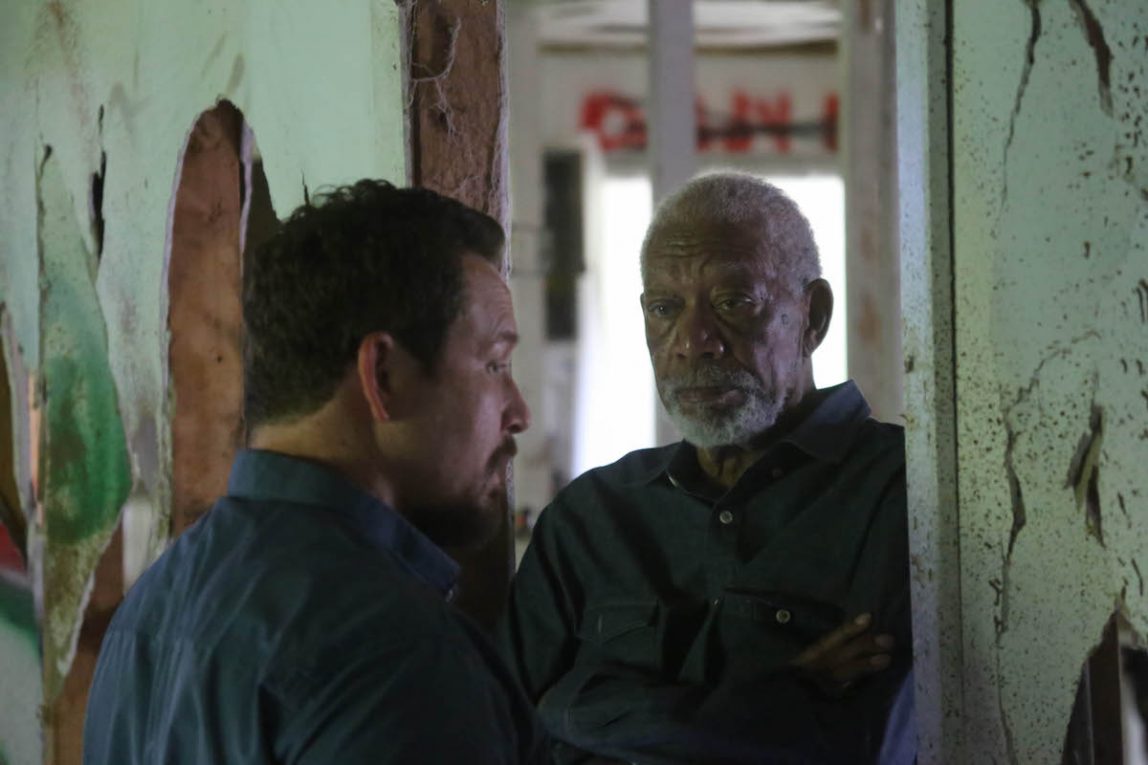 Cole Hauser (detective Boyd) e Morgan Freeman (professor Mackles) in 'MUTI'. 