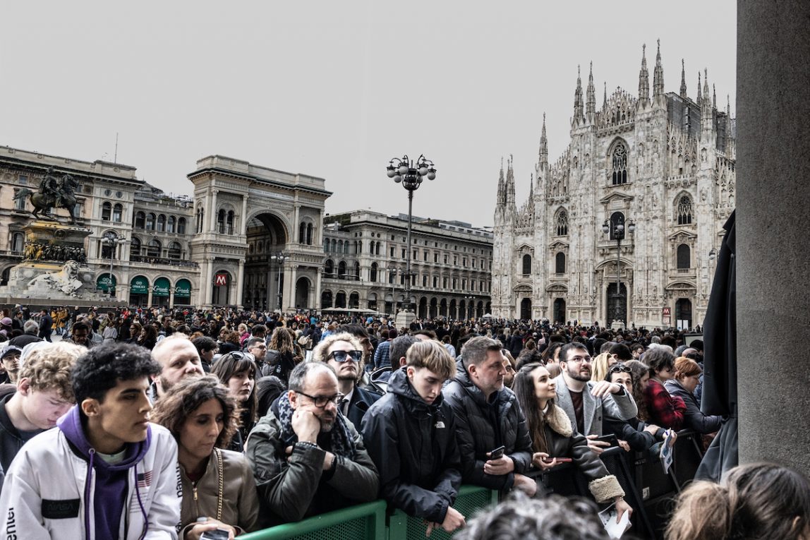 La folla in attesa di Tarantino in piazza Duomo