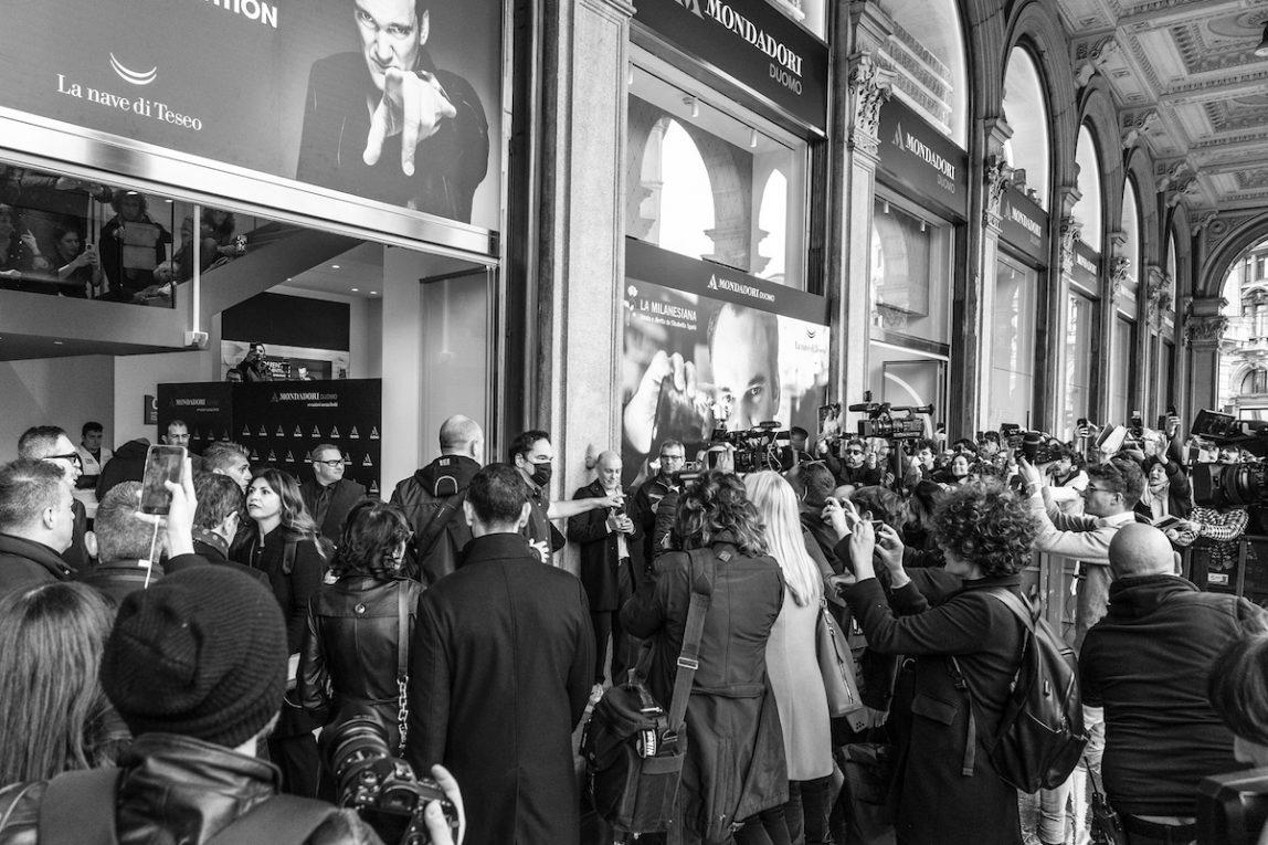 Quentin Tarantino arriva alla Mondadori in Piazza Duomo a Milano