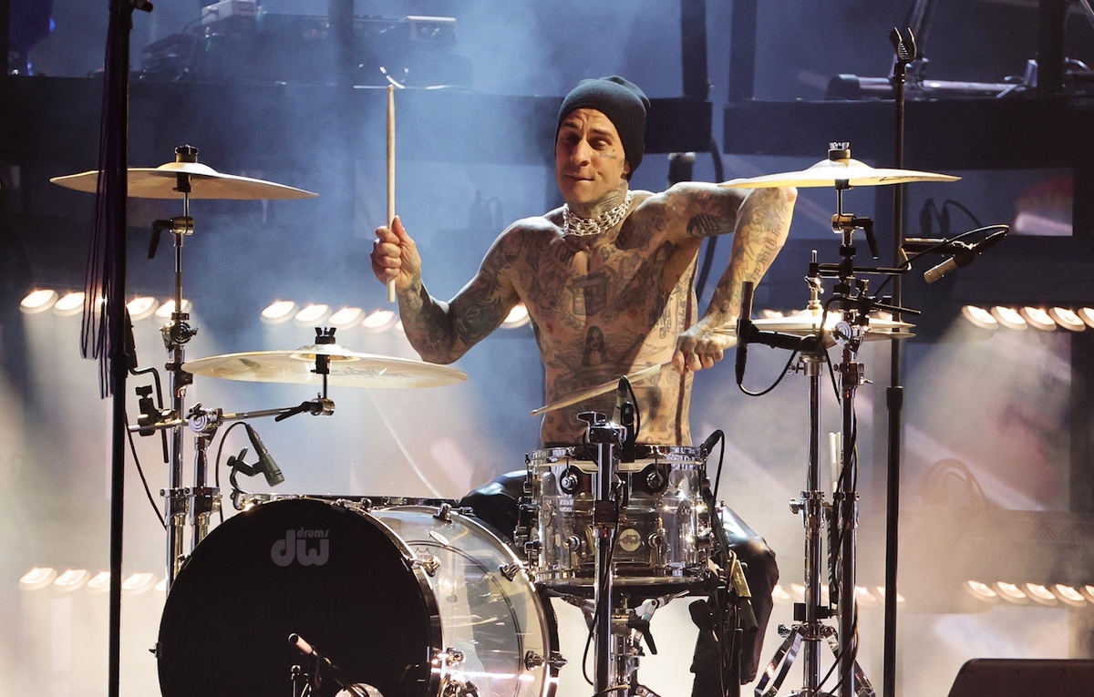 Travis Barker ha registrato tre nuovi pezzi dei Blink-182 con un dito rotto