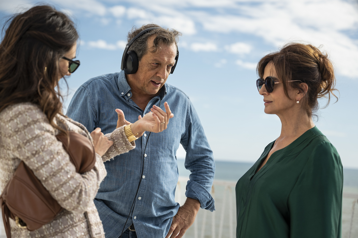 Laura Morante con Gabriele Muccino e Silvia D'Amico sul set di 'a casa tutti bene – La serie 2'.