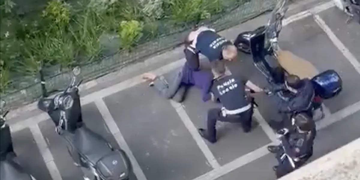 Una donna è stata manganellata da alcuni agenti della polizia locale di Milano