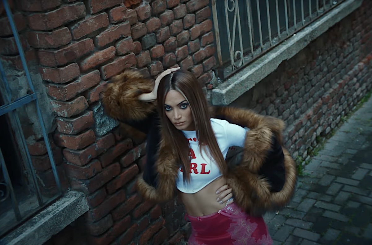 Elodie nel video di 'Pazza musica'
