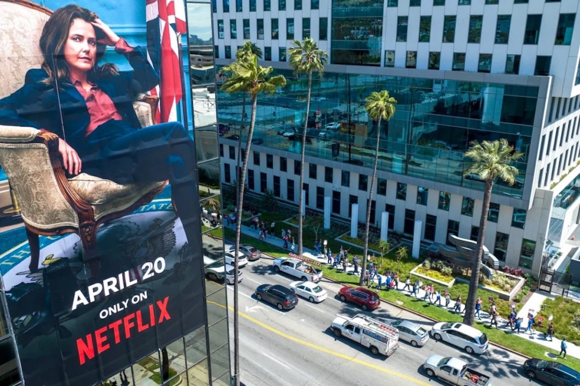 Il picchetto della WGA davanti agli studi di Netflix a Los Angeles il 2 maggio 2023.