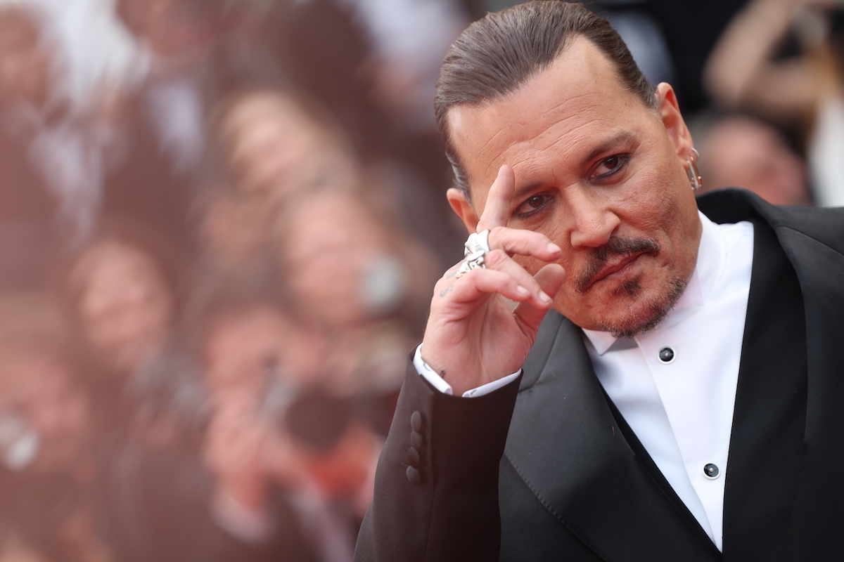Johnny Depp si riprende Cannes: le polemiche, la folla e il (brutto) film