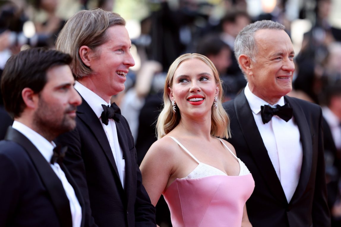 Jason Schwartzman, Wes Anderson, Scarlett Johansson e Tom Hanks sul red carpet di Cannes per 'Asteroid City'