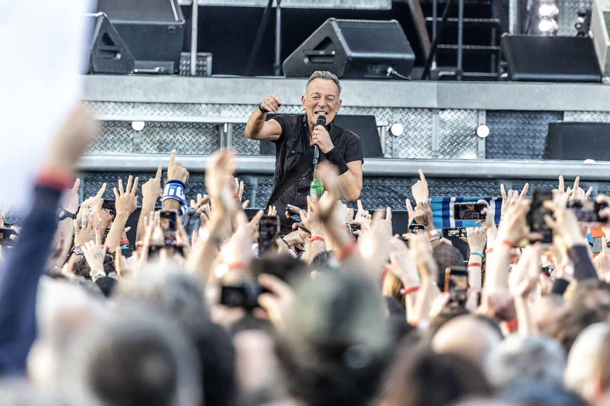 Una cerimonia di vita e di morte: Paolo Cognetti al concerto di Springsteen con Vasco Brondi