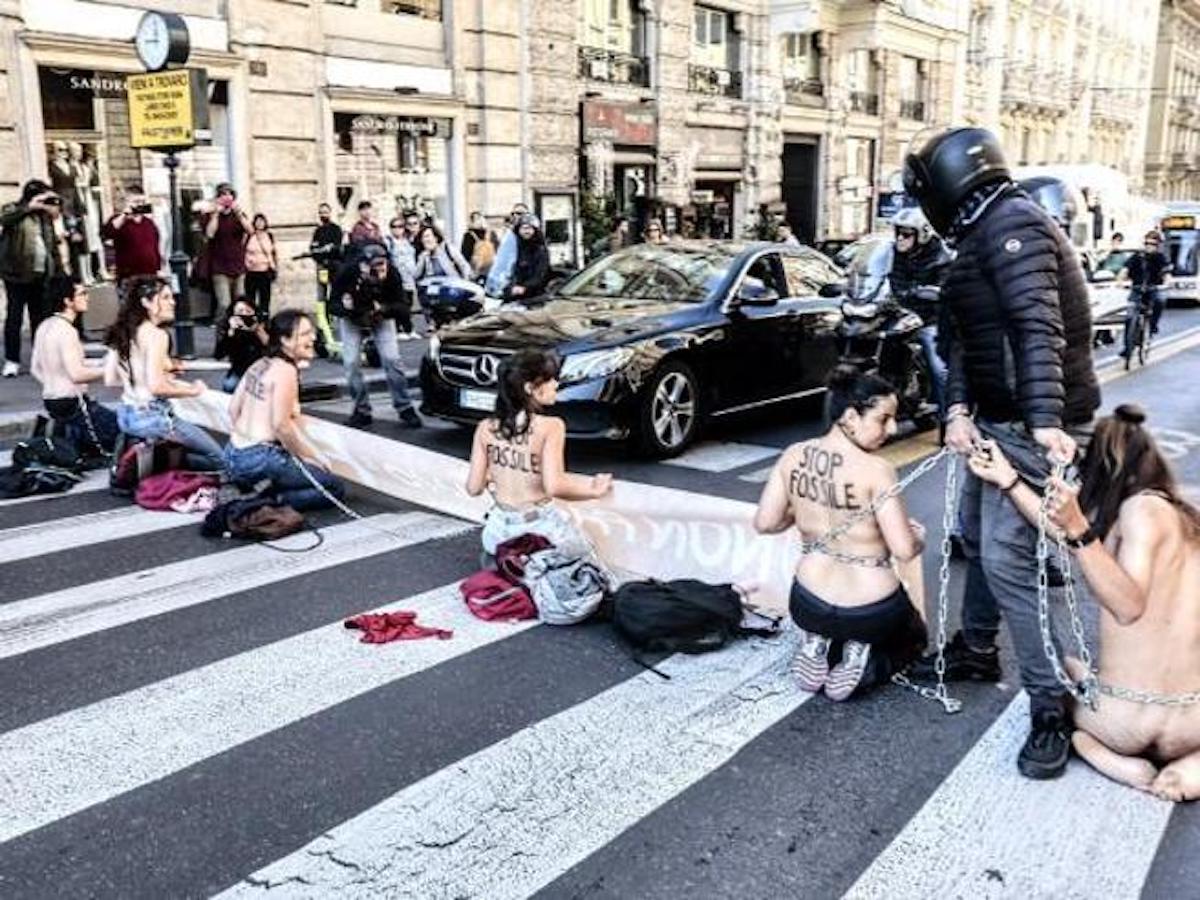 Gli attivisti di Ultima Generazione sono tornati a protestare (seminudi) a Roma