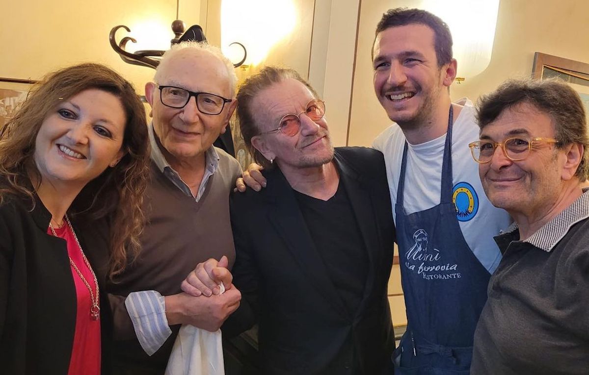 Bono è a Napoli e invita i fan a vestirsi come «una via di mezzo fra Amadeus e 007»