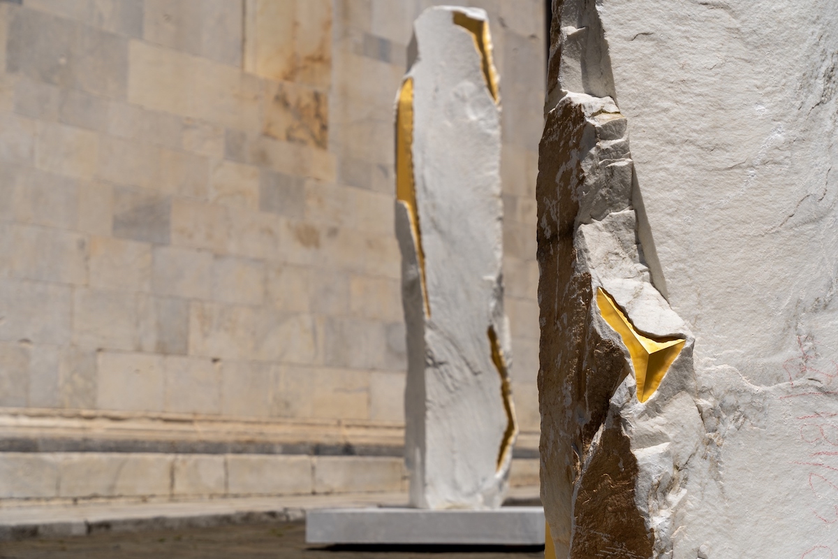 ‘White Carrara’, la forza della pietra tra scultura e fotografia