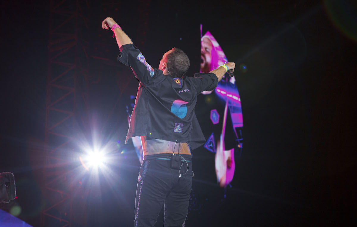 Chris Martin ha cantato ‘O mia bela Madunina’ allo Stadio San Siro di Milano: il video