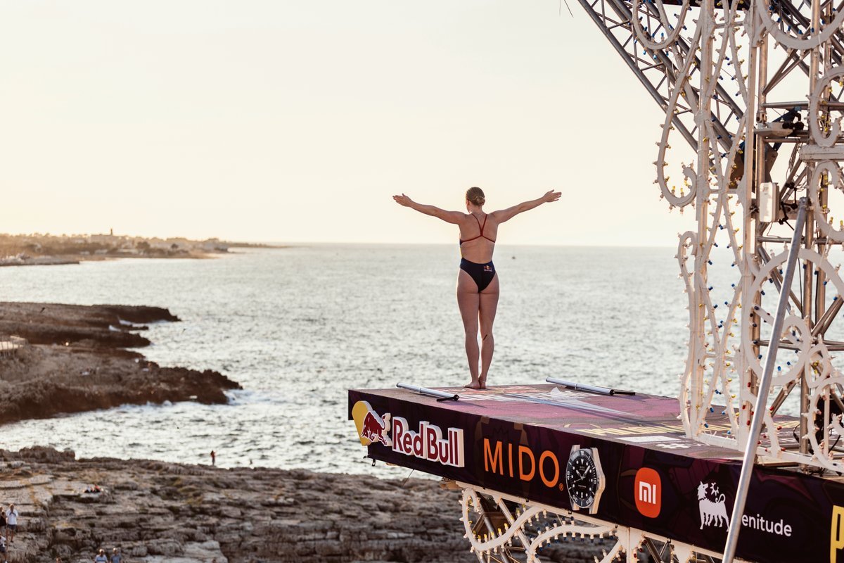 Vivere di colori: Xiaomi Redmi Note 12 partner di Red Bull Cliff Diving World Series