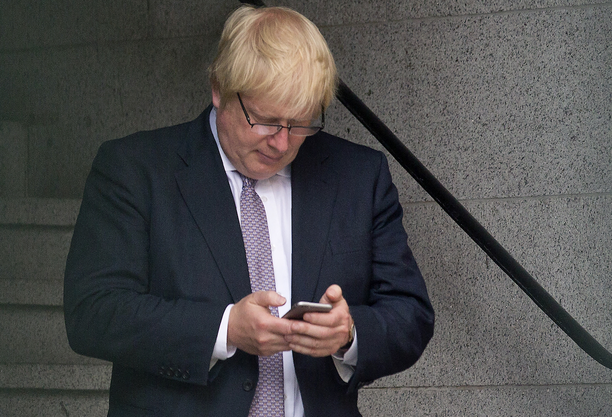 Boris Johnson non ricorda il codice di sblocco del suo iPhone, ed è un problema
