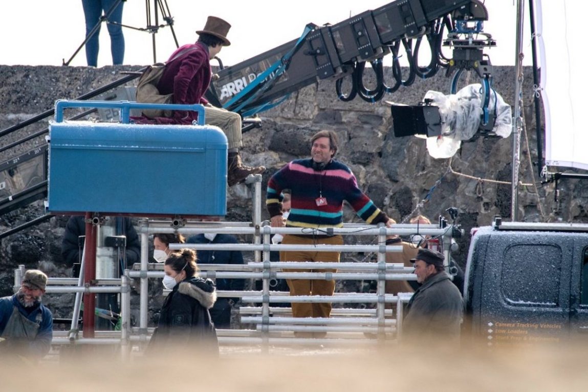 Timothée Chalamet con il regista Paul King sul set di ‘Wonka’.