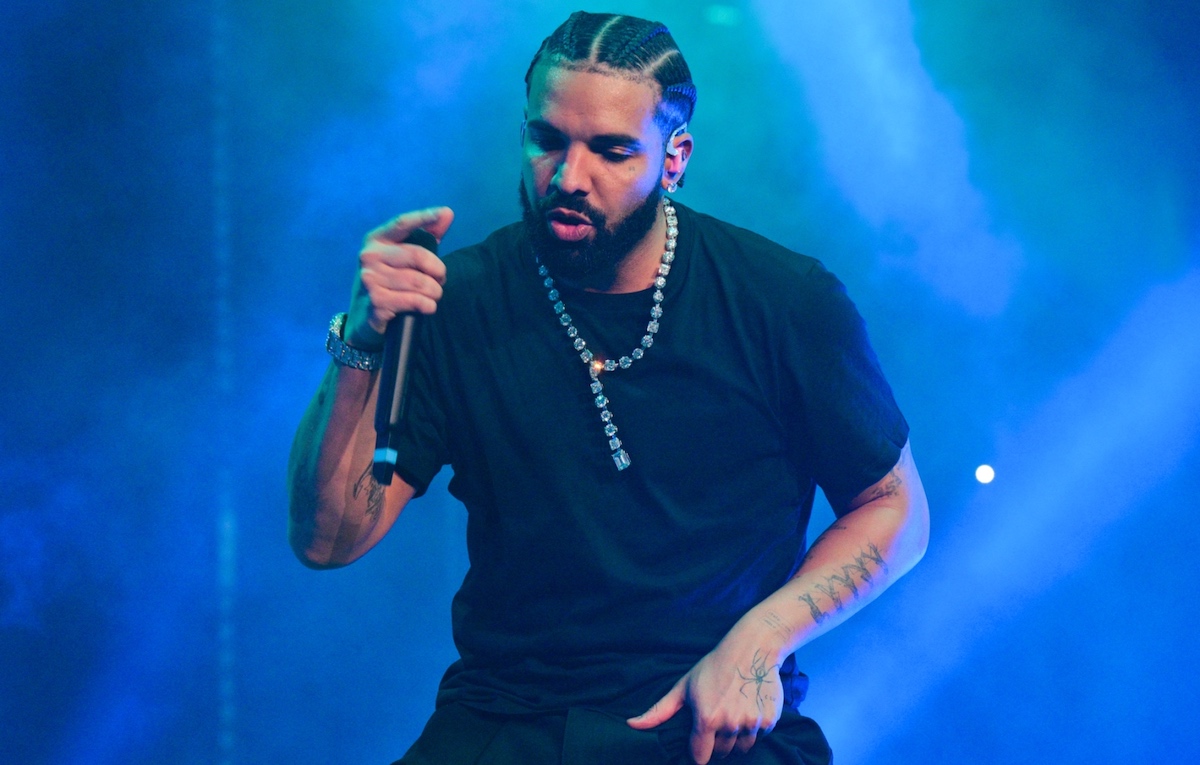 Gli lanciano un libro sul palco, Drake reagisce: «Se mi avessi preso in faccia ti avrei fatto il c**o»