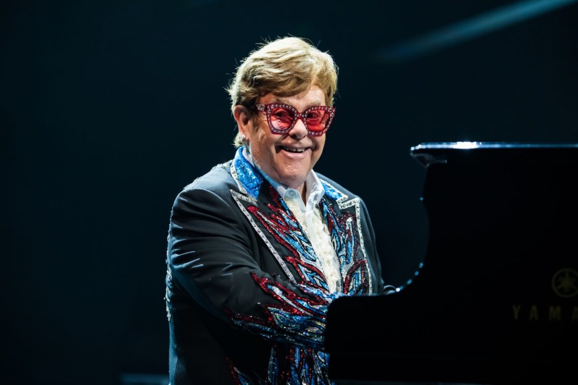 Guarda Elton John che canta per l