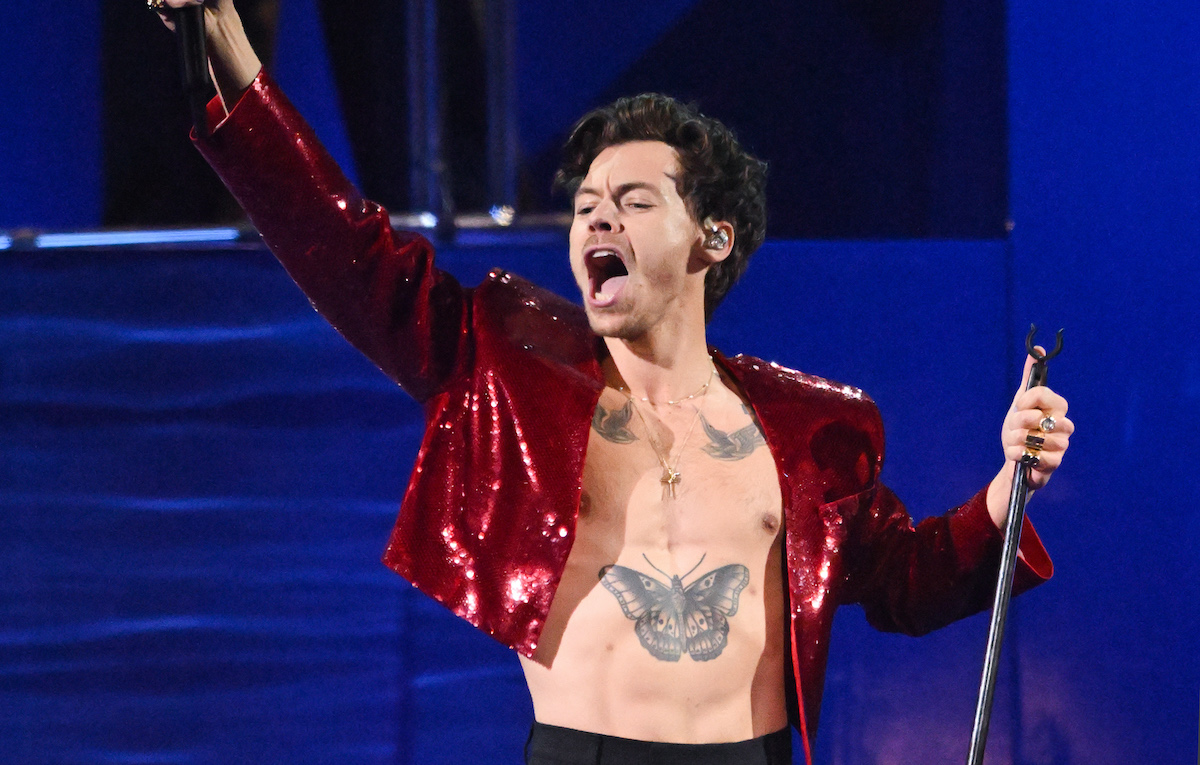 Perché si sta parlando del nuovo (?) tatuaggio sulla coscia di Harry Styles