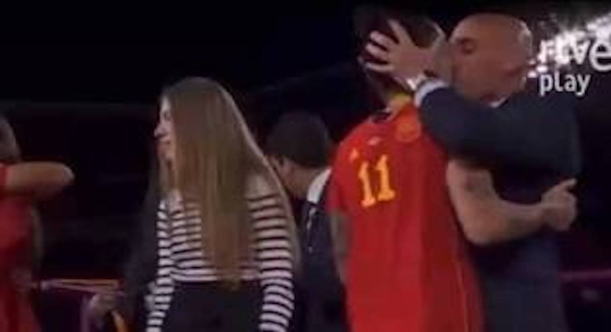 Il bacio che sta facendo discutere in Spagna