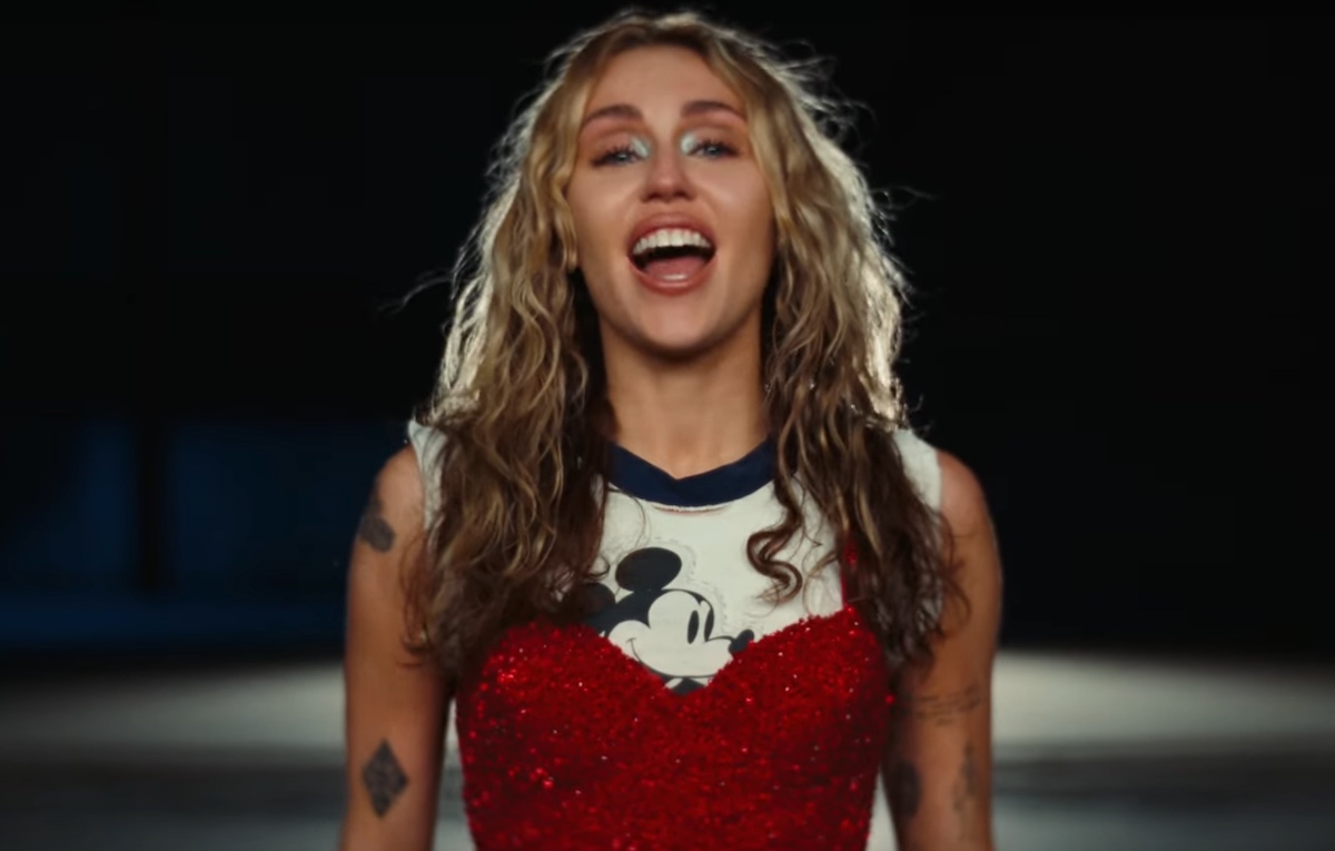 Miley Cyrus dice addio ai suoi anni selvaggi con la ballatona ‘Used to Be Young’