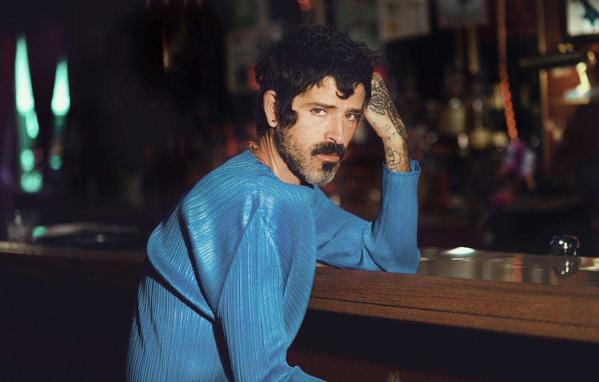 Devendra Banhart ha riscoperto la libertà in un abito da donna blu