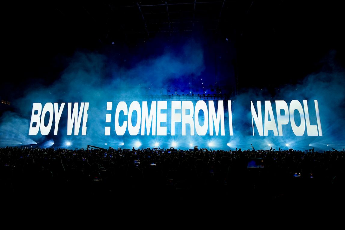 Un'immagine del concerto di Liberato in Piazza del Plebiscito