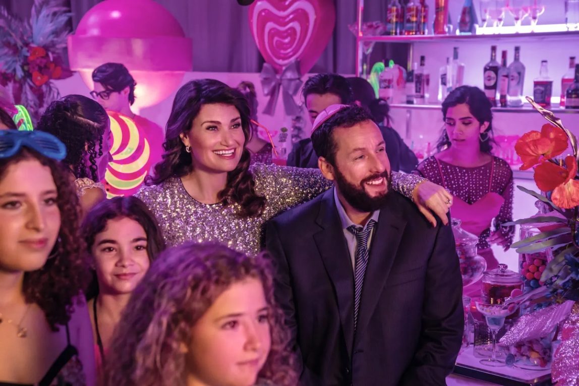 Idina Menzel, Adam Sandler e il cast di 'You Are So Not Invited to My Bat Mitzvah'