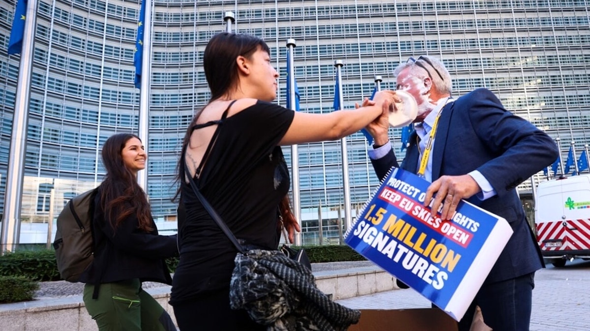 Il capo di Ryanair è stato preso a torte in faccia da due attiviste del clima