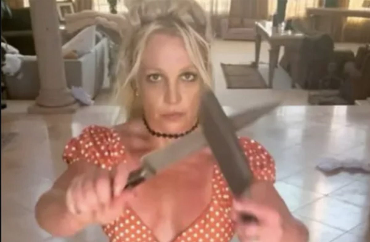 Britney, la polizia a casa sua per un controllo dopo il video con i coltelli. Lei: «Sono finti, rilassatevi»
