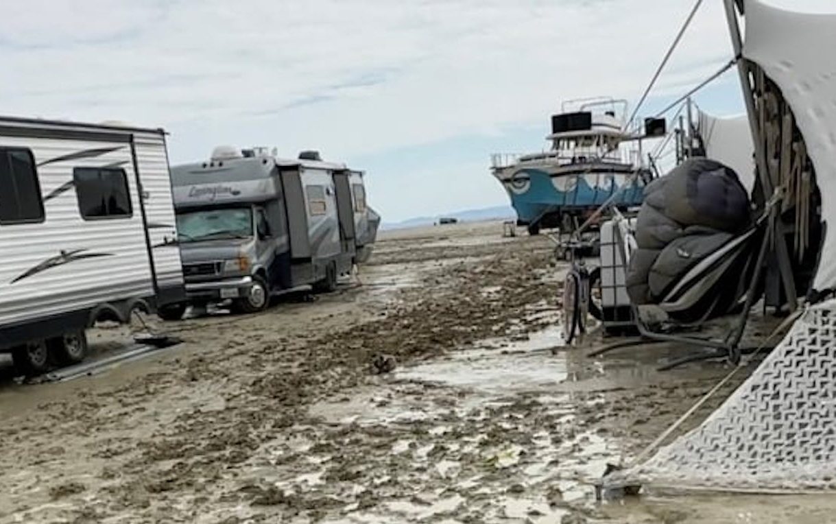 Piogge in Nevada: migliaia di persone bloccate nel fango al Burning Man