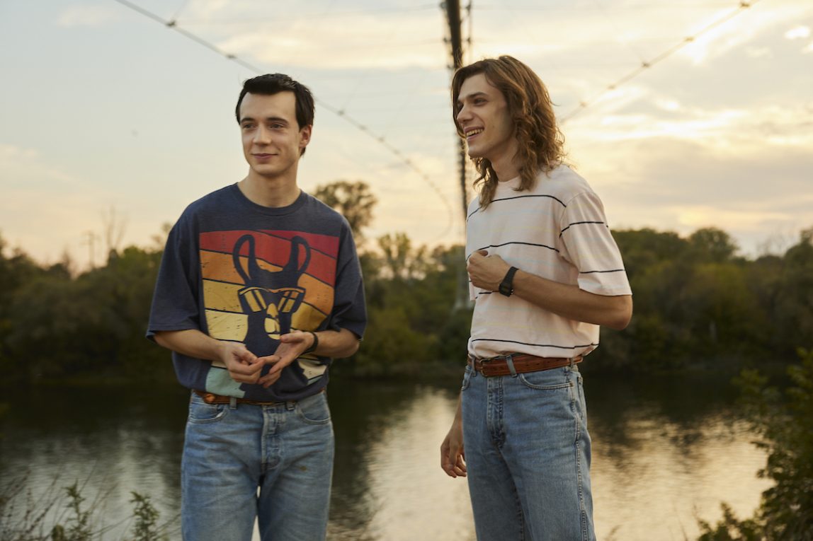 Elia Nuzzolo (Max Pezzali) e Matteo Oscar Giuggioli (Mauro Repetto) in 'Hanno ucciso l'Uomo Ragno – La vera storia degli 883'. Foto: Lucia Iuorio/Sky