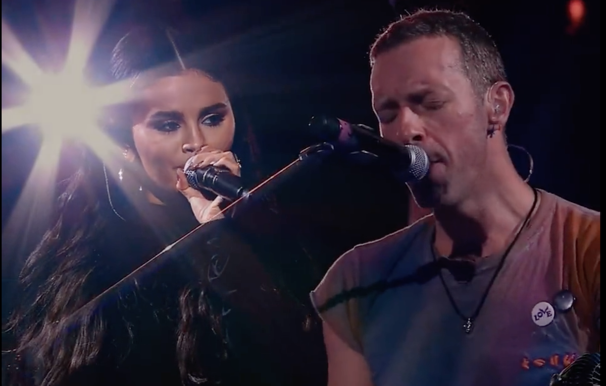 Guarda i Coldplay con Selena Gomez e H.E.R. dedicare una canzone a due fan