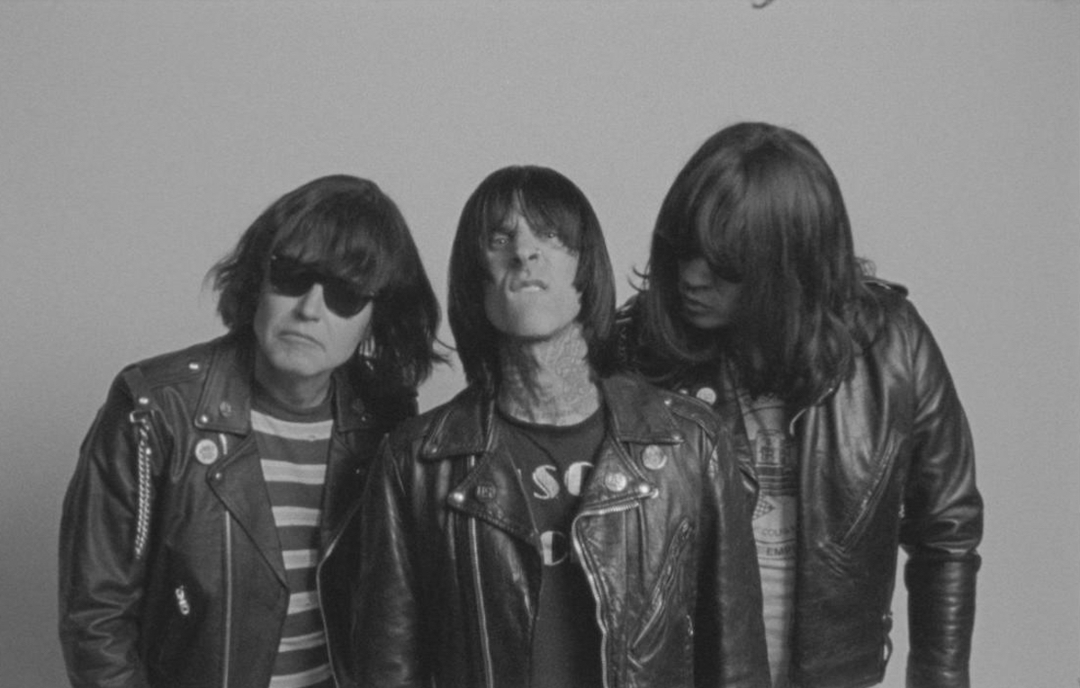 I Blink-182 si travestono da Ramones per il video di ‘Dance With Me’